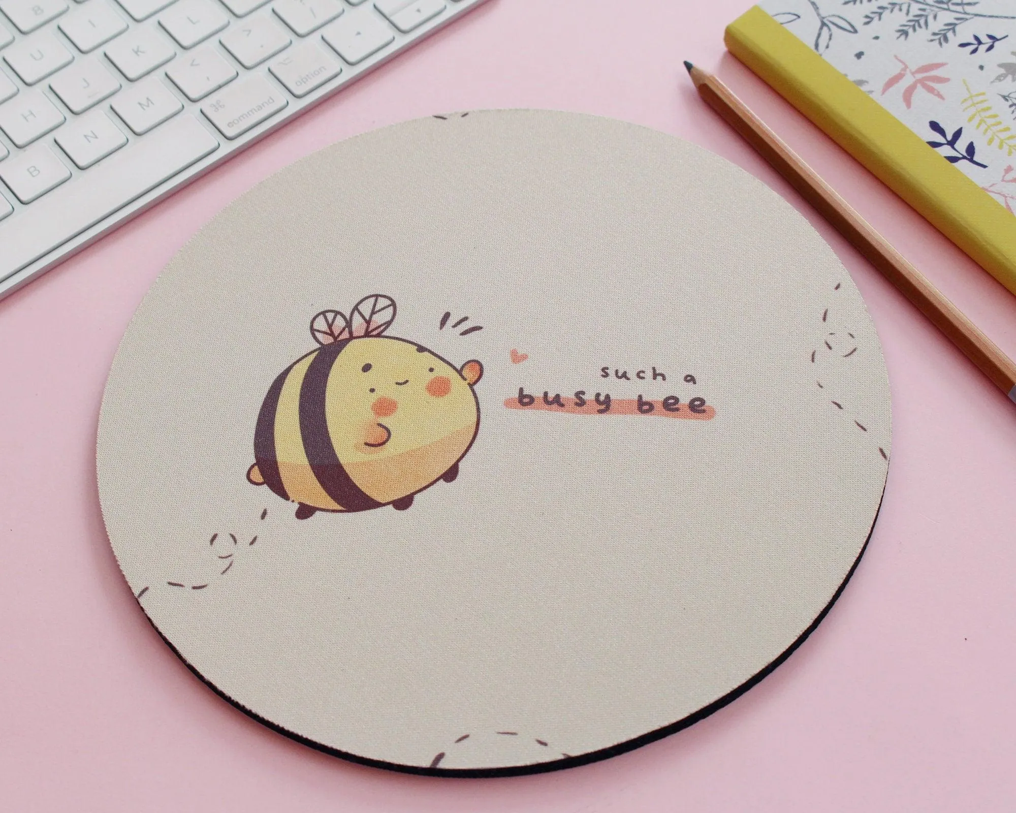 Such a Busy Bee Round Mouse Pad