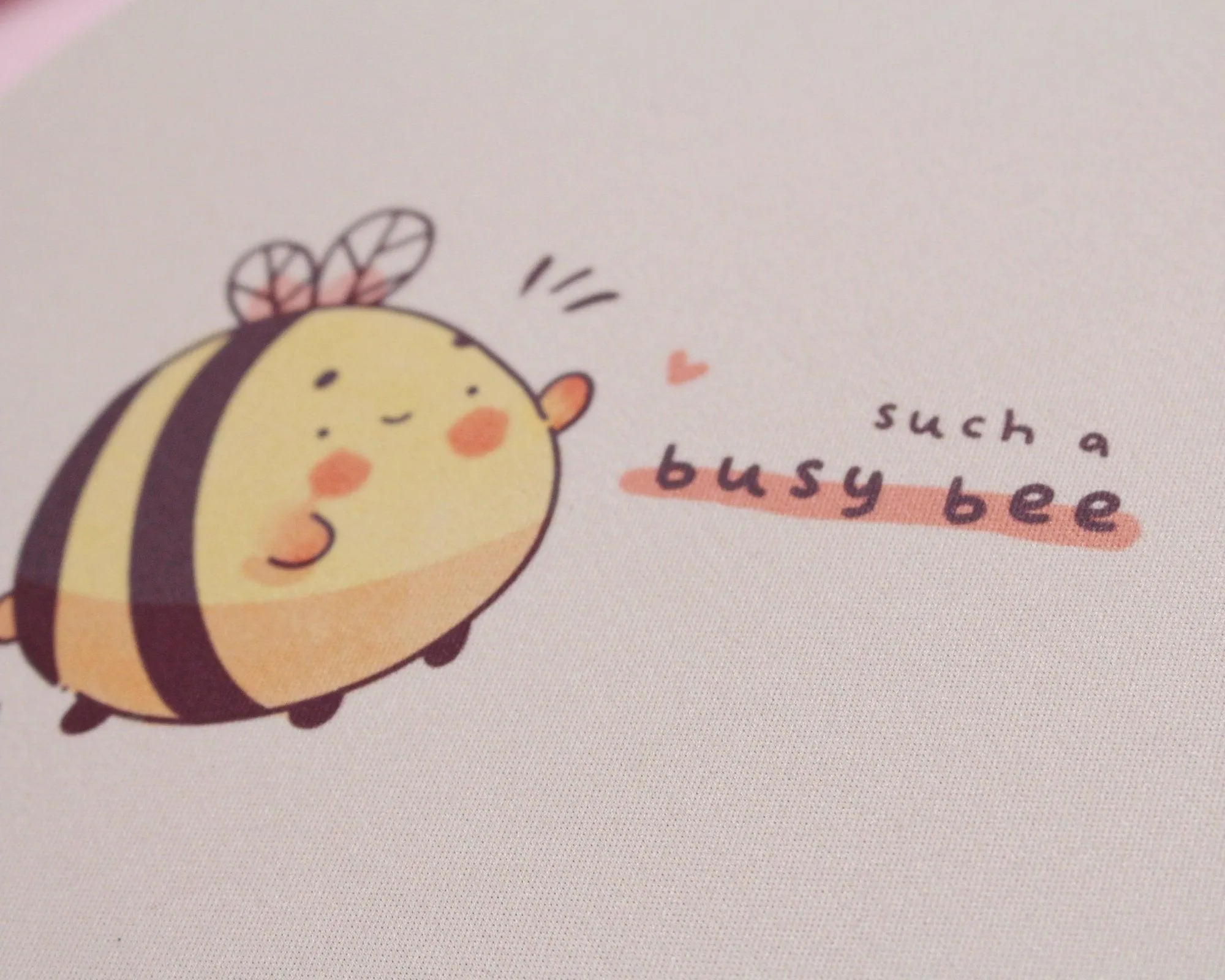 Such a Busy Bee Round Mouse Pad